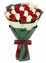 Букет Микс из красных и белых роз в Пионерском