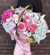 Композиция солнечный день в Пионерском Цветочная композиция из Розы, Хризантемы, Пионы и Лизиантусы в корзине в Пионерском