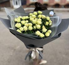 Букет Белые кустовые розы Солинеро в Пионерском