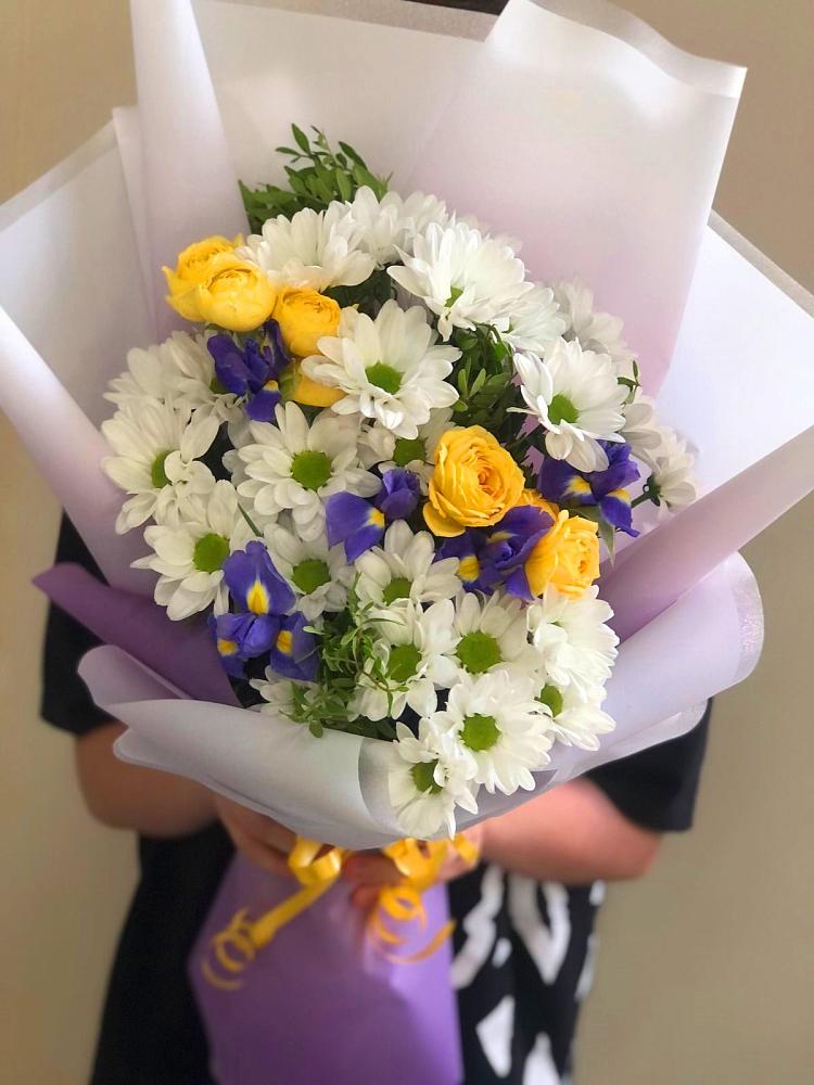 Букет цветов из: Ирисы, Хризантемы и Розы в Пионерском