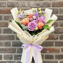 Букет цветов из:  Лизиантусы и Розы в Пионерском