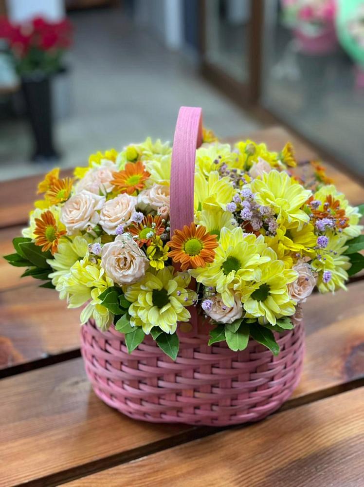 Цветочная композиция из Хризантемы и Розы в корзине в Пионерском