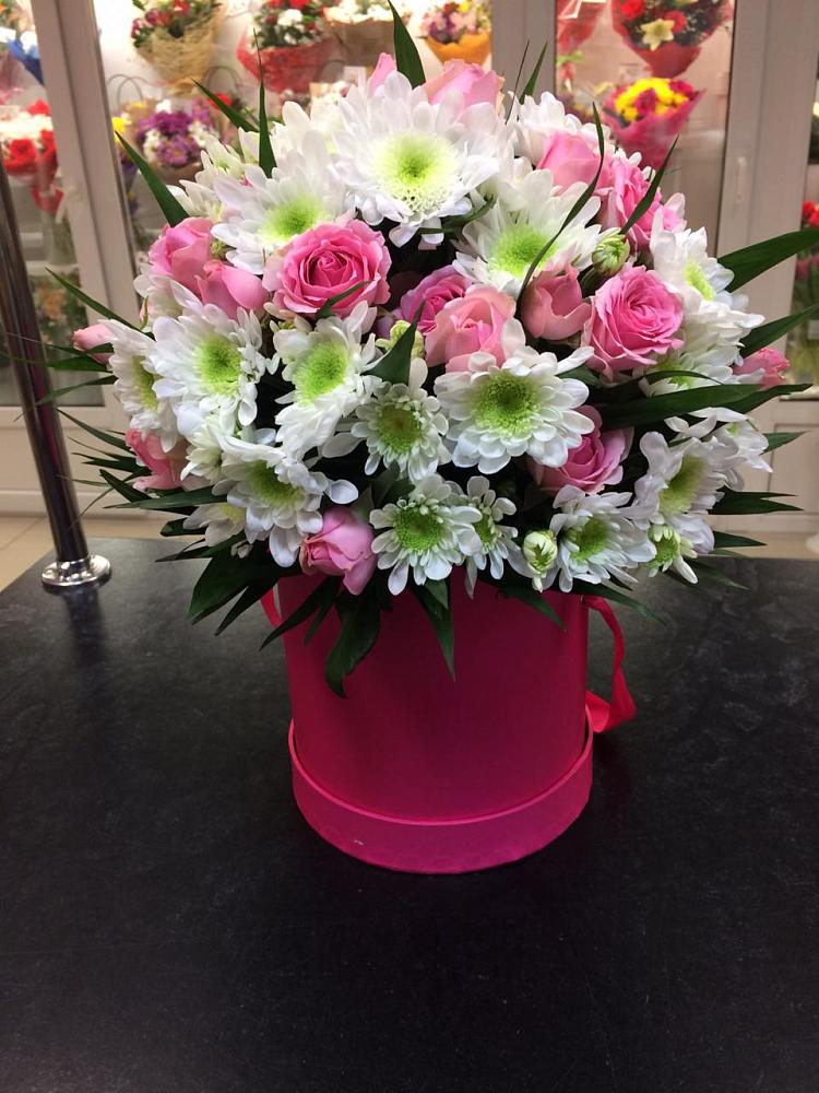 Цветочная композиция из Розы и Хризантемы в шляпной коробке в Пионерском