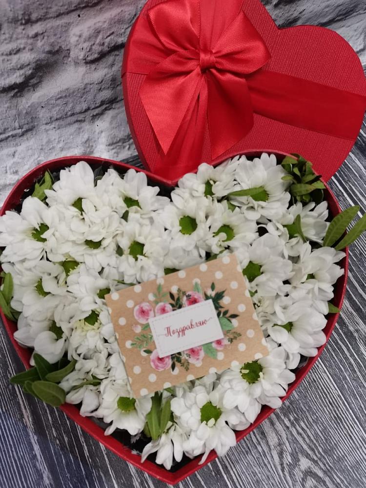 Цветочная композиция из Хризантемы в виде сердца в Пионерском