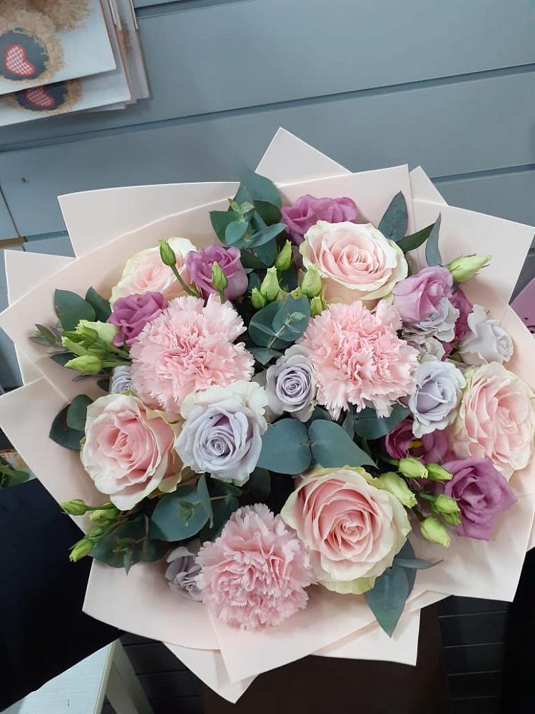 Букет цветов из: Розы, Гвоздики и Лизиантусы в Пионерском