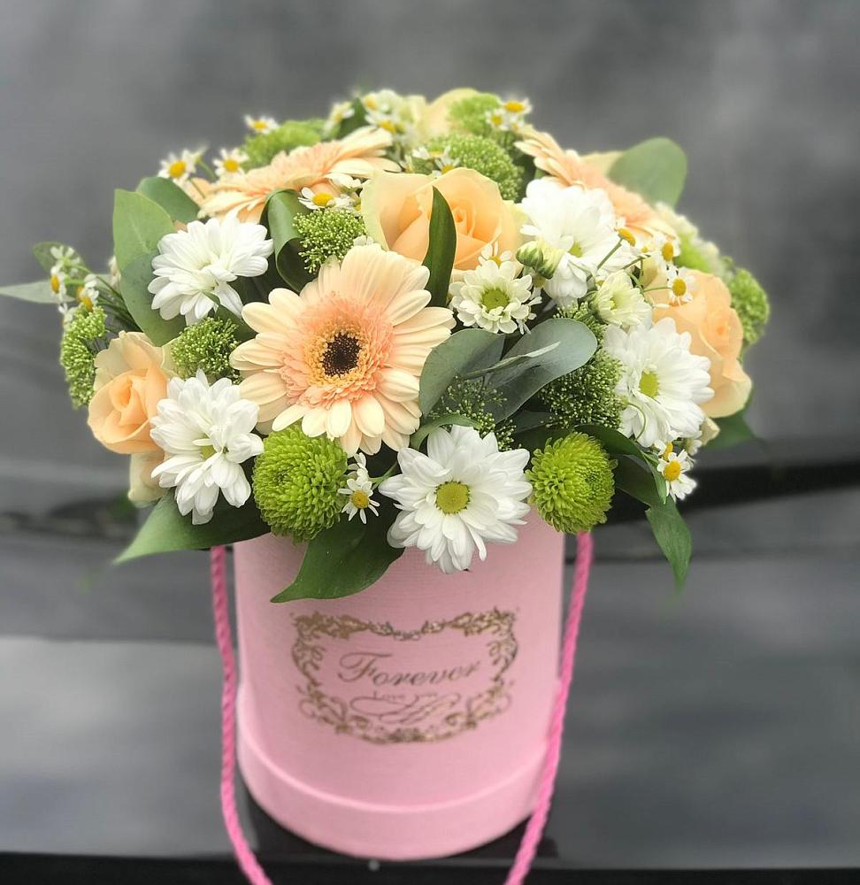 Цветочная композиция из Розы, Герберы и Хризантемы в шляпной коробке в Пионерском