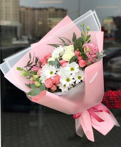 Букет цветов из: Розы, Лизиантусы и Хризантемы в Пионерском