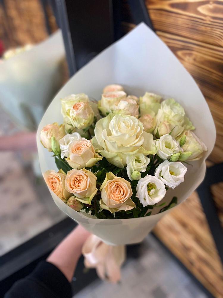 Букет цветов из: Розы и Лизиантусы в Пионерском